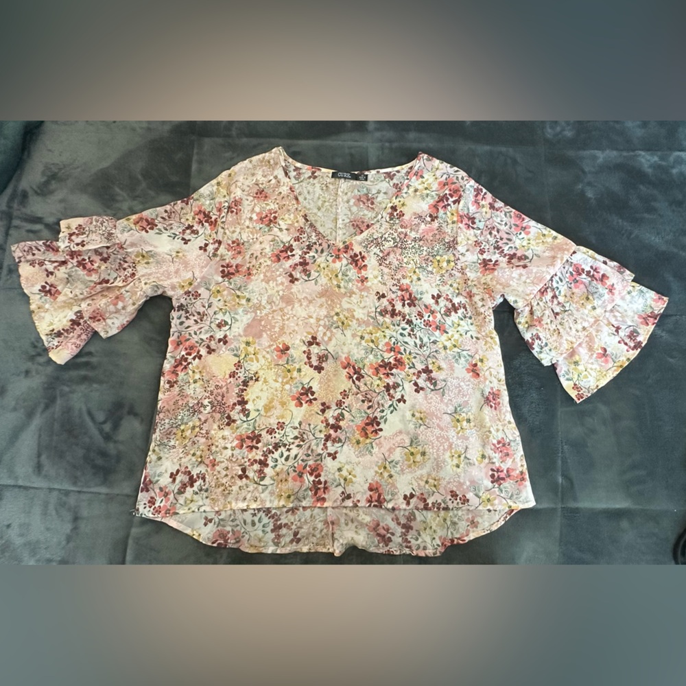 Cure Floral Blouse with V-Neck
